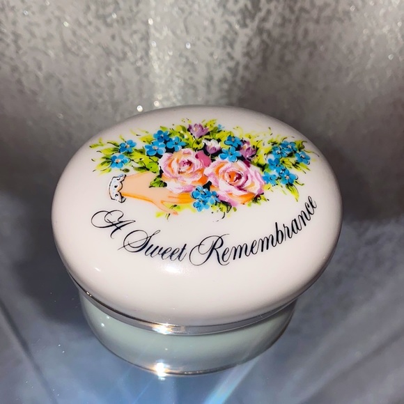 Vintage Avon 🌸 Jewelry Trinket - Picture 3 of 6